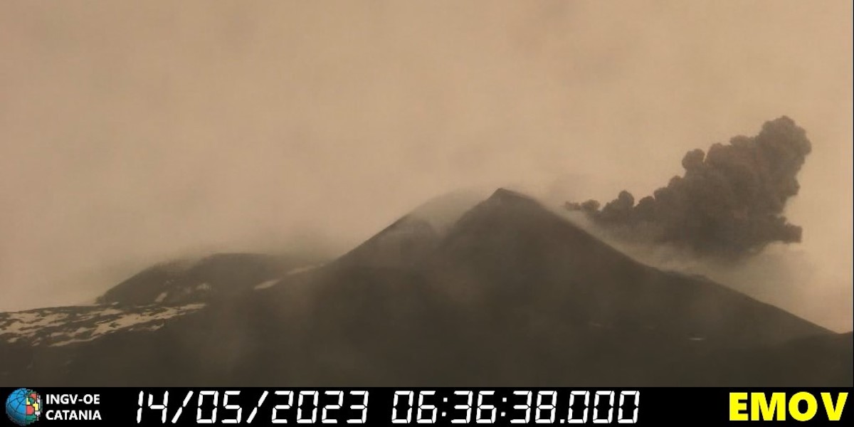 L'attività eruttiva dell'Etna ripresa da una webcam dell'INGV il 14 maggio 2023