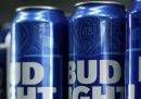 Le vendite della birra Bud Light sono crollate per un boicottaggio della destra americana