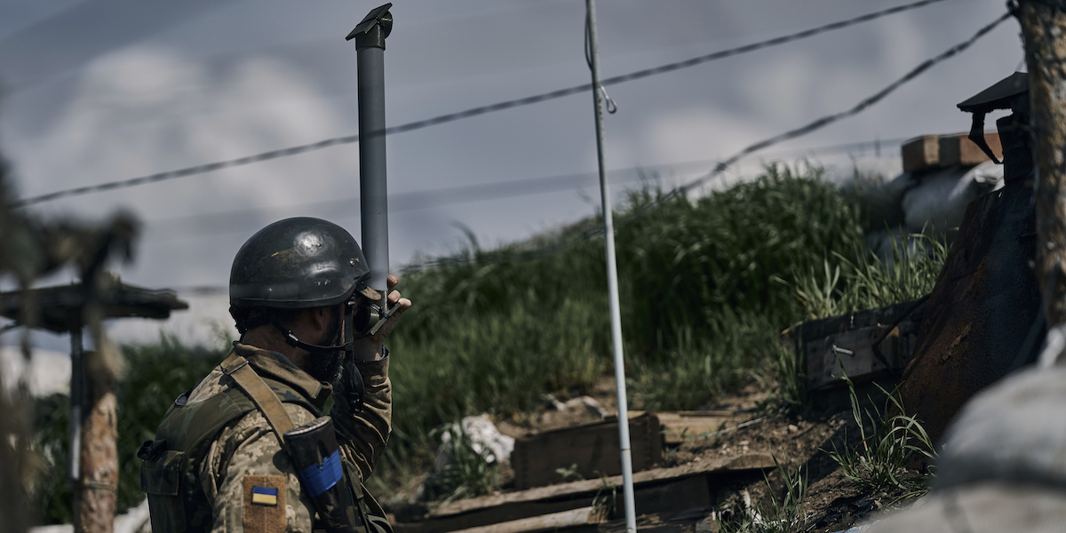 Un soldato ucraino osserva le posizioni russe nella regione di Donetsk (AP Photo/Libkos)