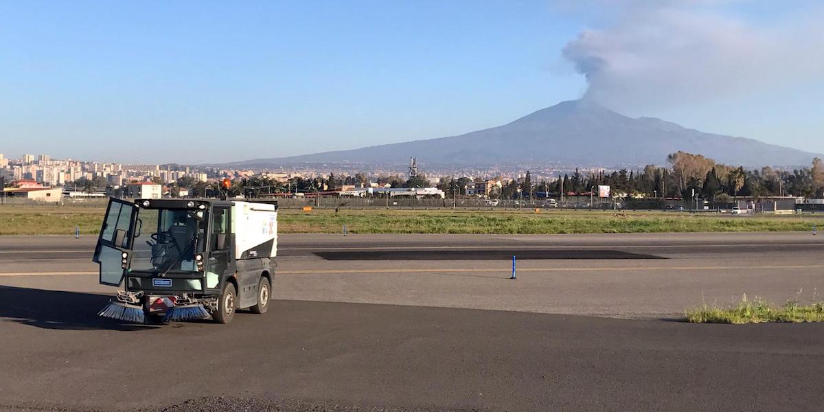 La pista dell'aeroporto di Catania e l'Etna sullo sfondo