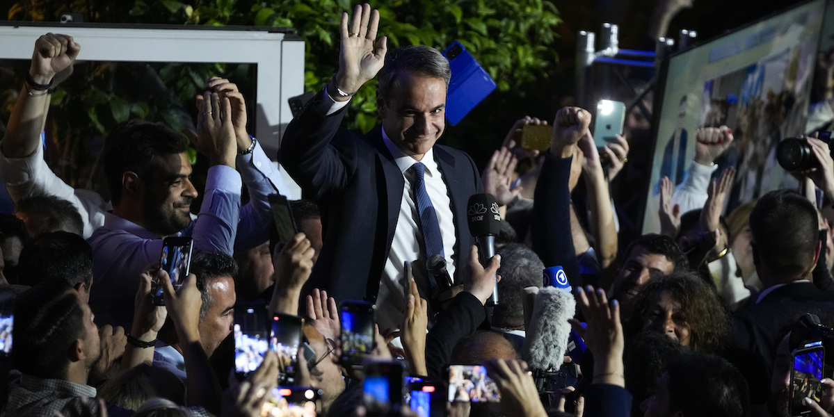 Kyriakos Mitsotakis tra i suoi sostenitori ad Atene, 21 maggio 2023 (AP Photo/Thanassis Stavrakis)