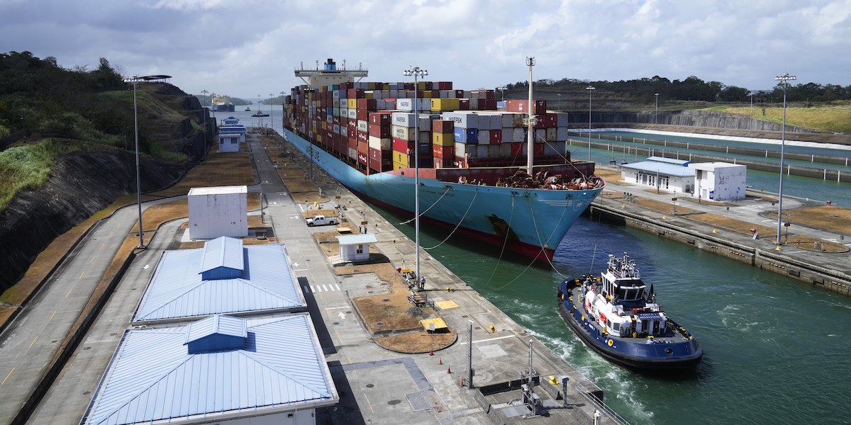 Una nave portacontainer attraversa le chiuse di Agua Clara nel canale di Panama, il 24 marzo 2023 (AP Photo/Arnulfo Franco, LaPresse)