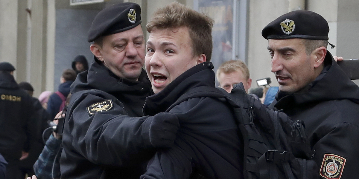 Roman Protasevich durante una protesta a Minsk, nel 2017 (AP Photo/Sergei Grits, File)