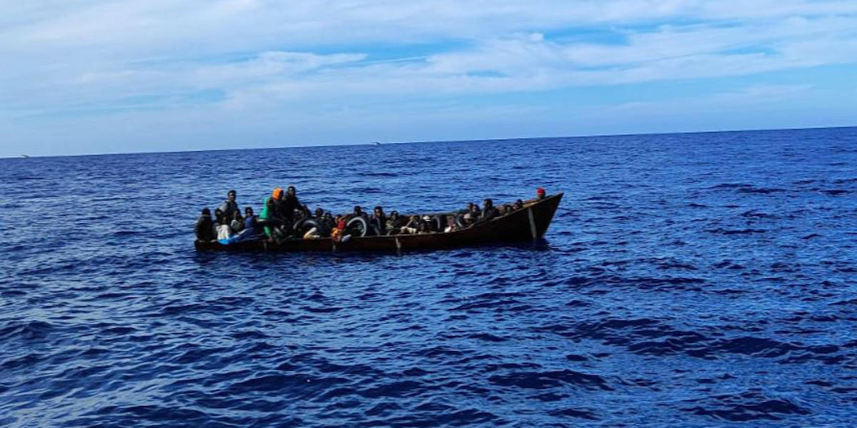 Un'imbarcazione di migranti soccorsa vicino a Lampedusa, 6 maggio 2023 (ANSA/Concetta Rizzo)