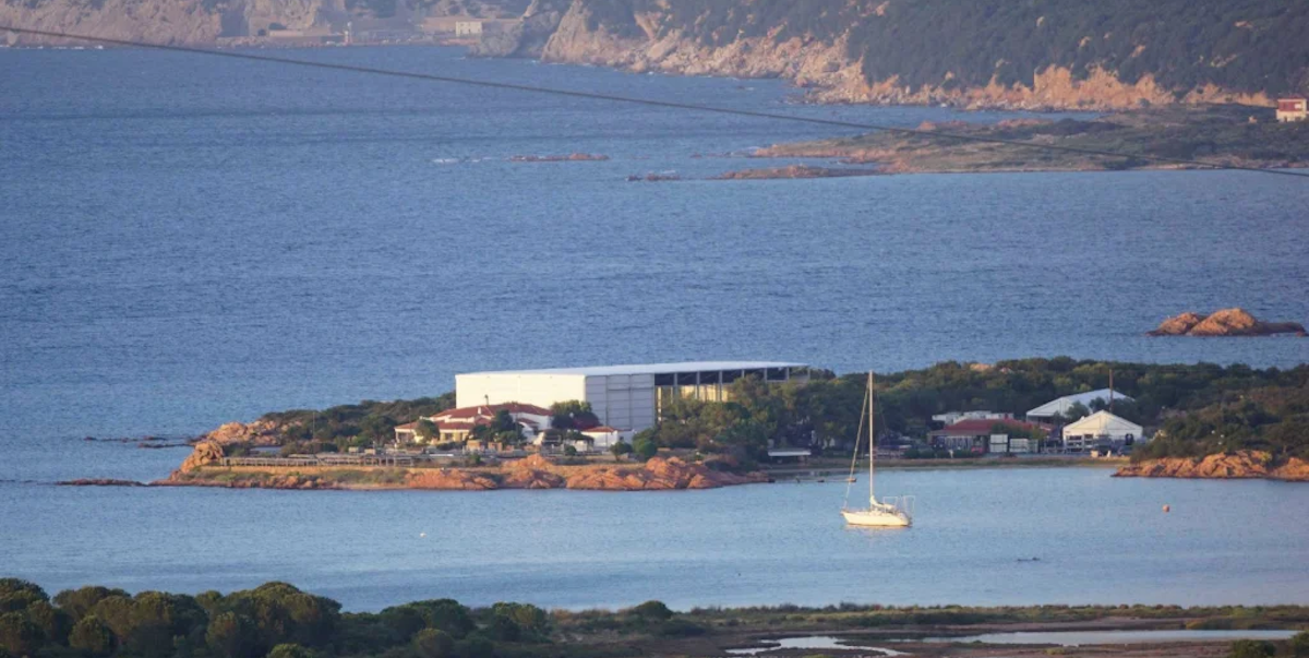 Il capannone sul litorale davanti all'isola di Tavolara (Foto GRiG)