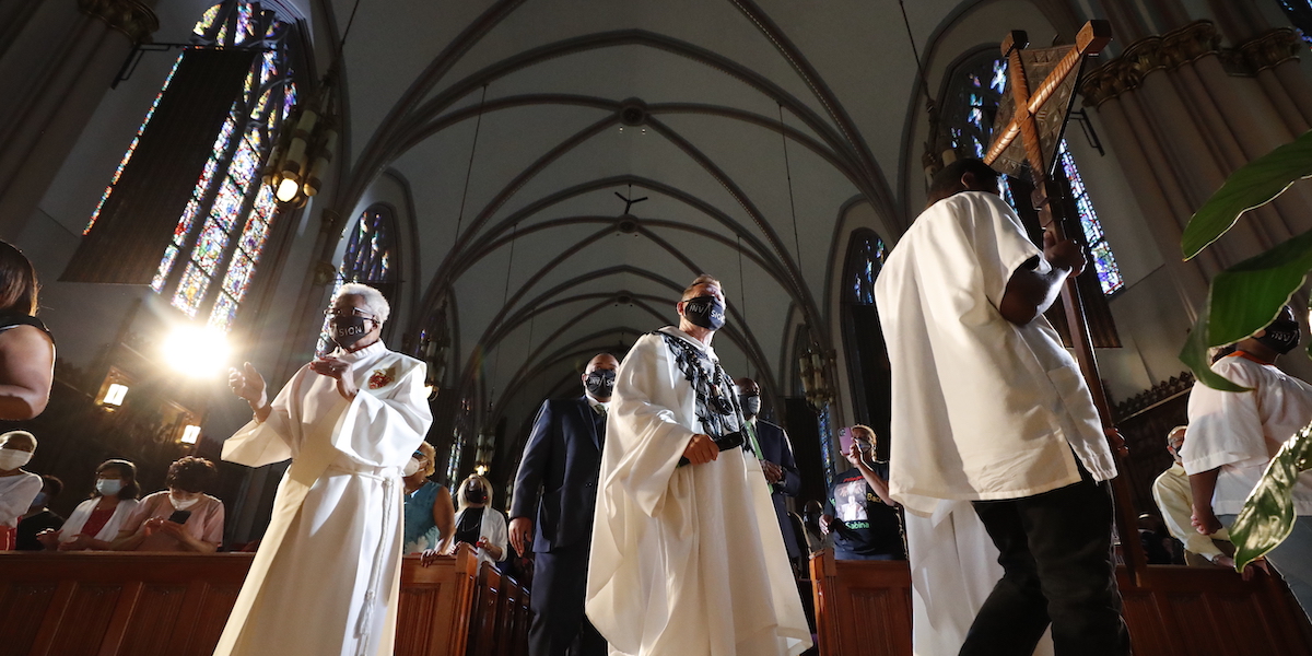 Preti nella chiesa cattolica St. Sabina di Chicago, nell'Illinois (AP Photo/Shafkat Anowar)