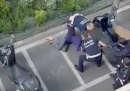 Il video della donna picchiata violentemente dalla polizia locale a Milano