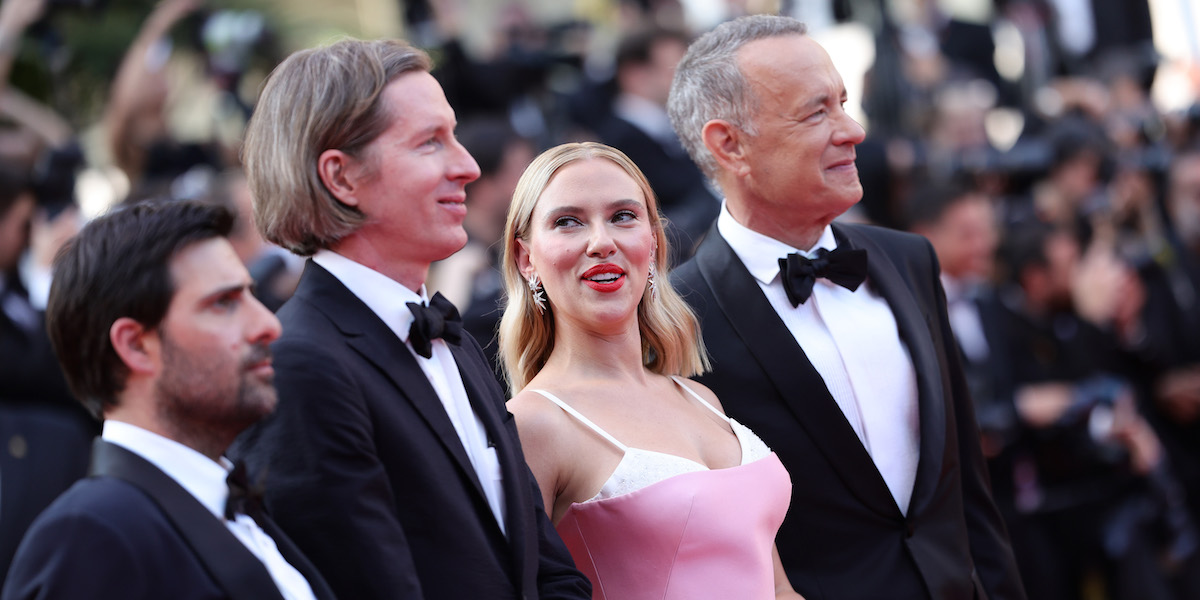 Jason Schwartzman, Wes Anderson, Scarlett Johansson e Tom Hanks alla prima di Asteroid City – Festival di Cannes, 23 maggio
(Andreas Rentz/Getty Images)