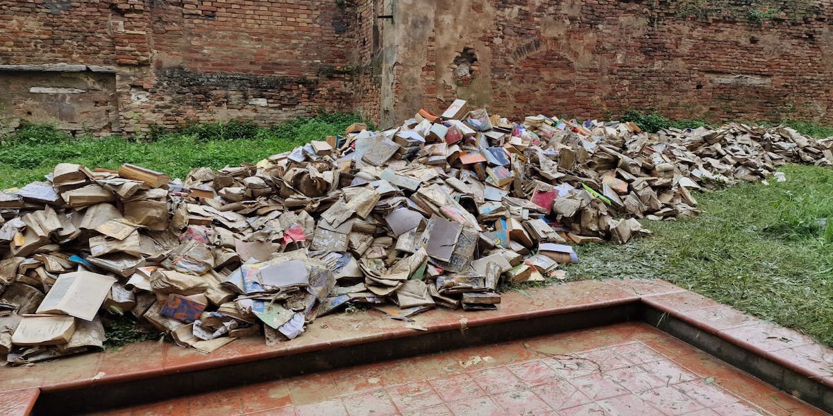 Libri della Biblioteca Manfrediana di Faenza danneggiati dall'alluvione (Cortesia di Daniela Simonini)