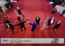 Il video di Nanni Moretti e il cast di “Il sol dell'avvenire” che ballano Battiato sul red carpet di Cannes