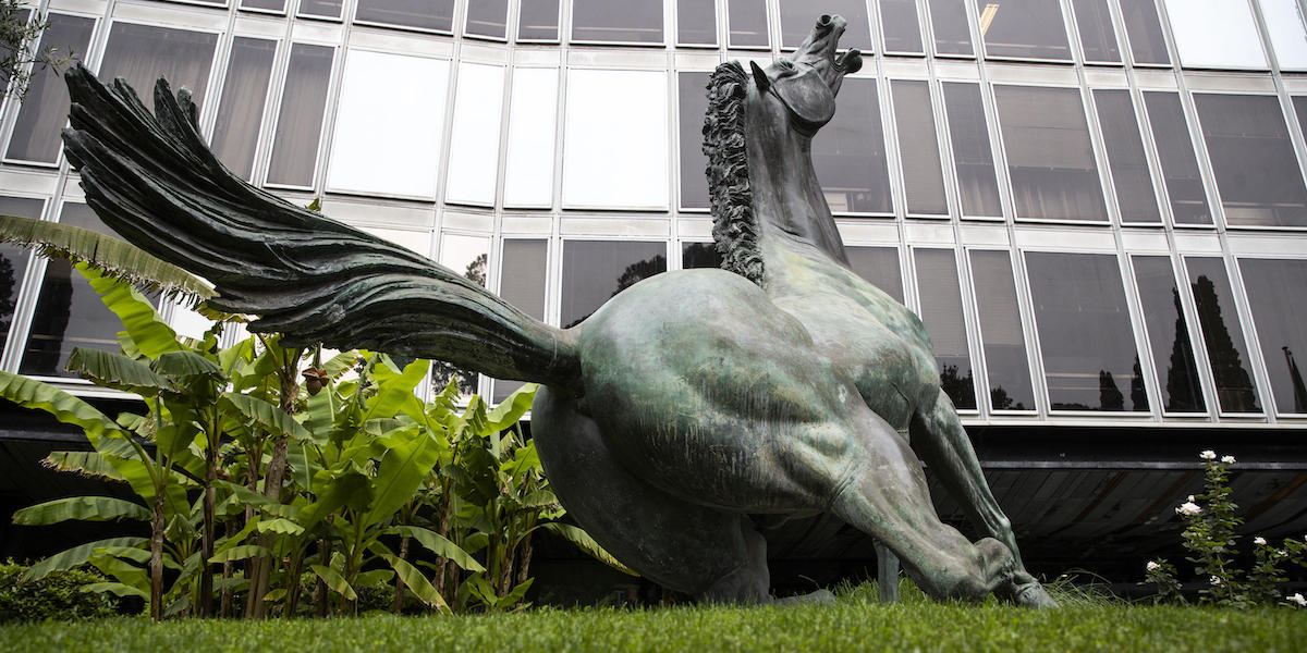 La statua del cavallo nella sede di viale Mazzini a Roma (ANSA/ANGELO CARCONI)