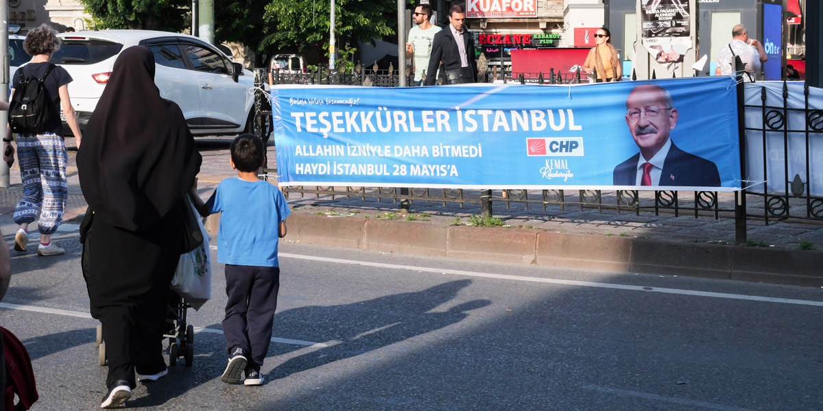 Un manifesto elettorale di Kemal Kilicdaroglu, a Istanbul (Valentina Lovato/Il Post)