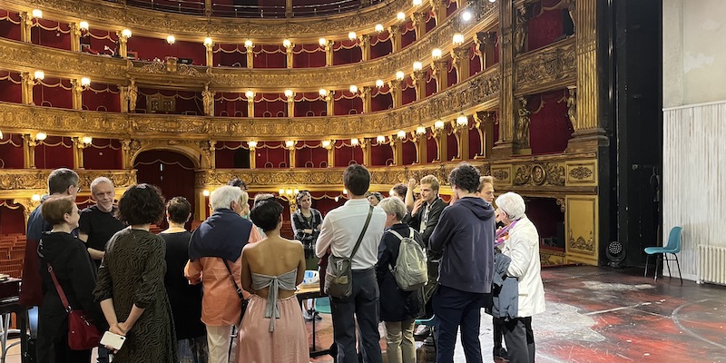 Un momento del tour tattile al Teatro Carignano di Torino (foto Il Post)