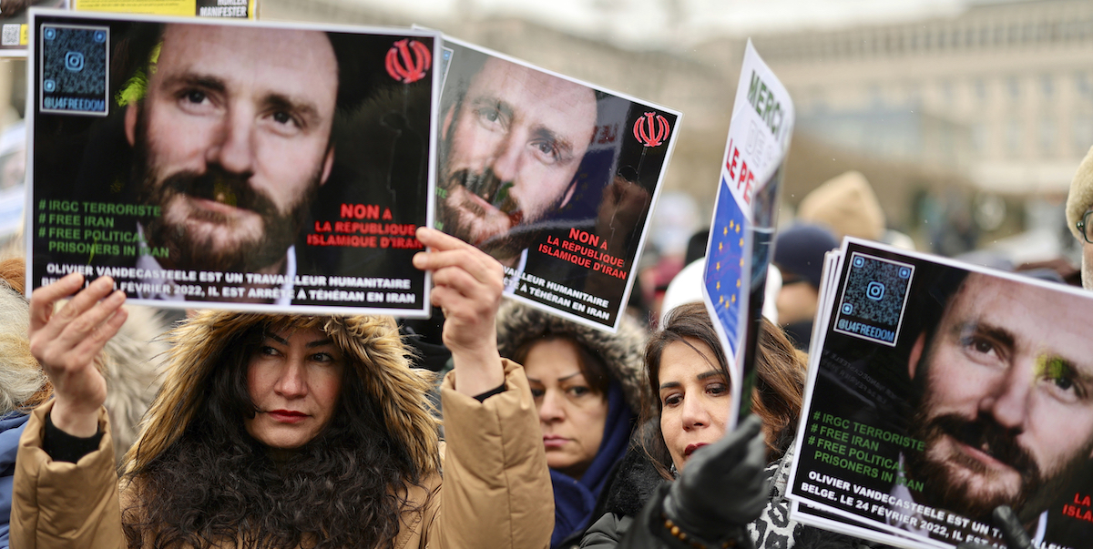 Una manifestazione per chiedere la liberazione di Olivier Vandecasteele, a Bruxelles (AP Photo/Olivier Matthys)