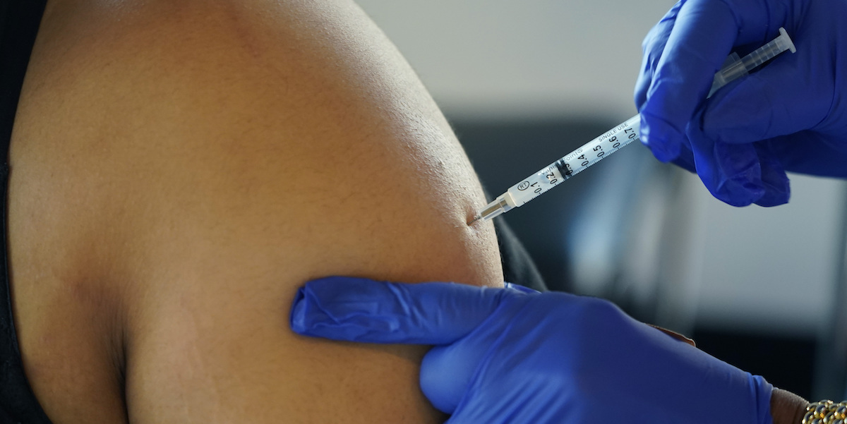 La Commissione Europea e Pfizer-BioNTech si sono accordate per ridurre la fornitura di vaccini contro il coronavirus