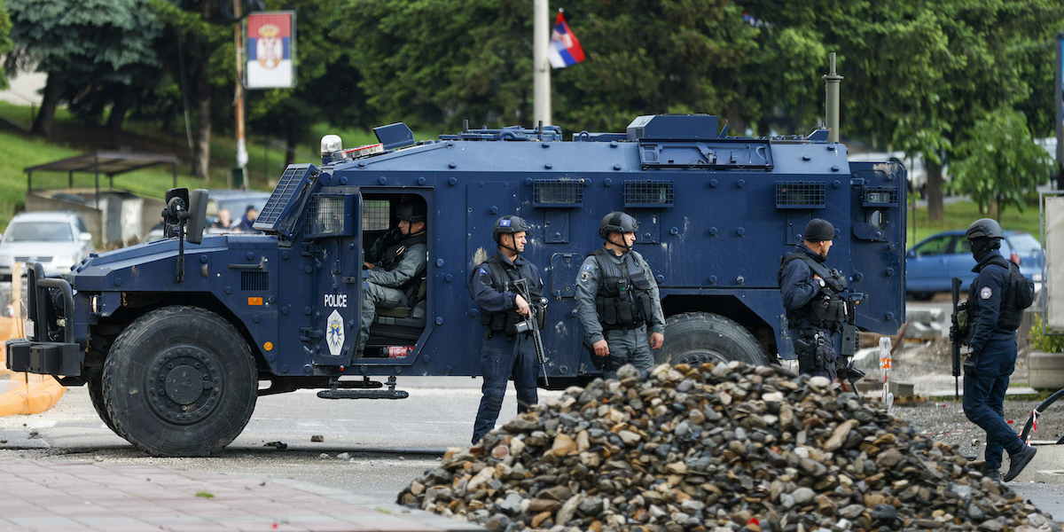 Poliziotti kosovari dopo gli scontri con i manifestanti serbi a Leposavic, il 26 maggio 2023 (AP Photo/Marjan Vucetic, LaPresse)