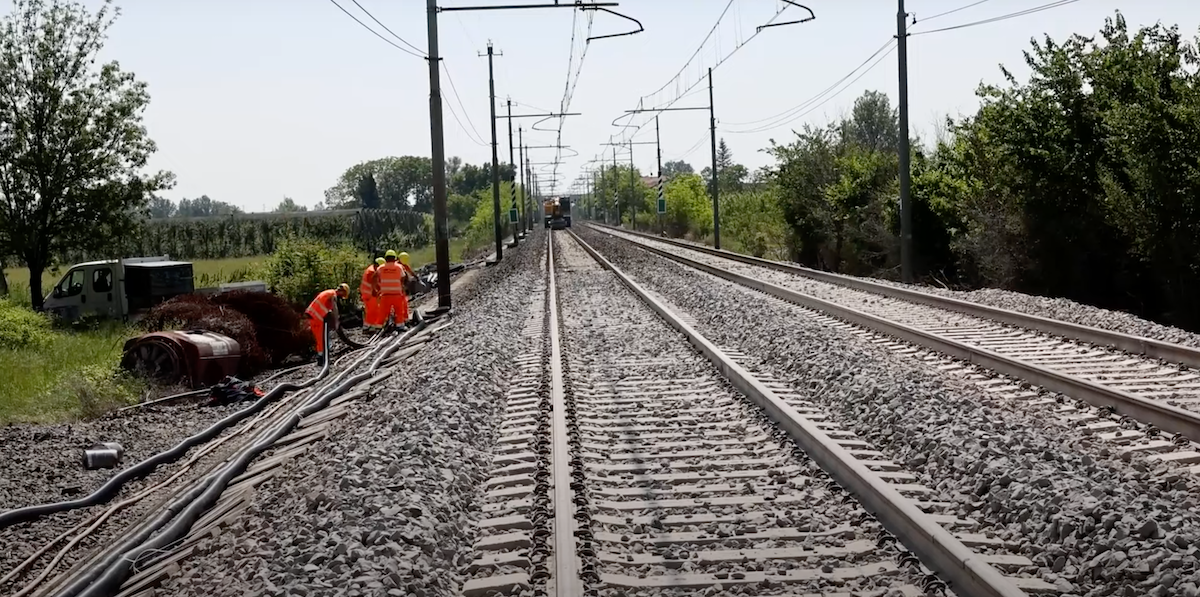 Tecnici di RFI al lavoro per ripristinare i collegamenti ferroviari in Romagna (FSNews)