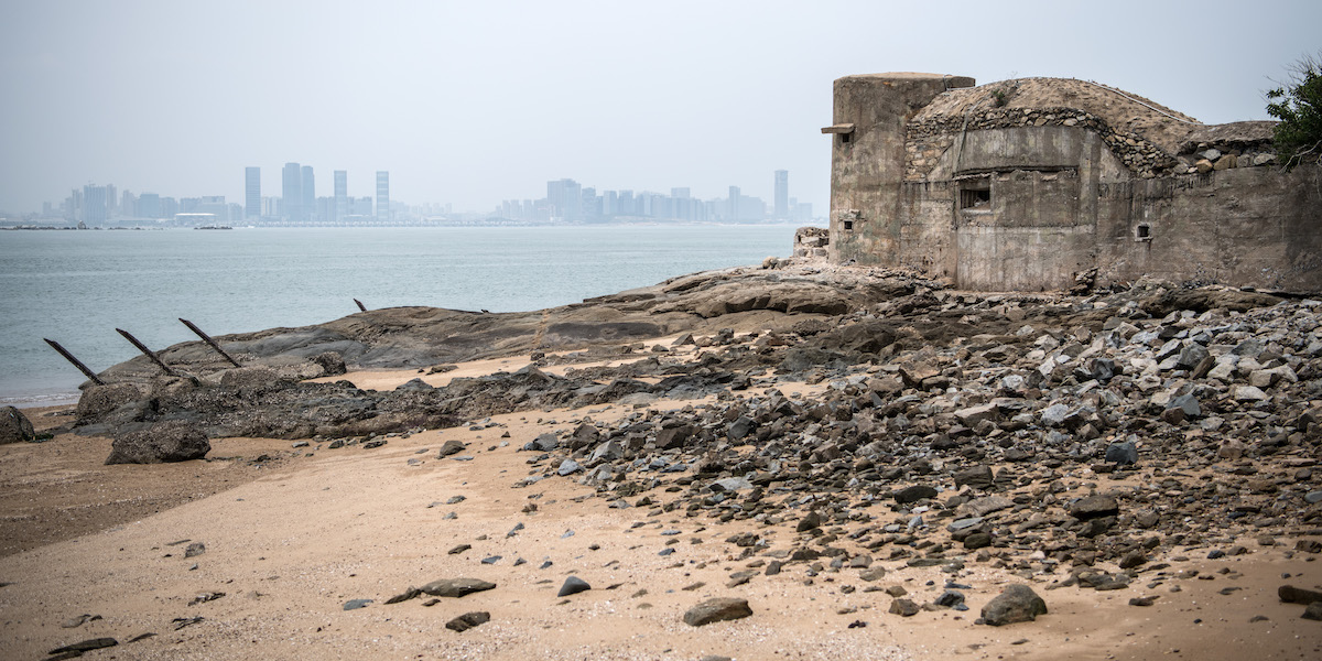 Un vecchio bunker sull'isola taiwanese di Kinmen, e sullo sfondo il profilo della città cinese di Xamen, nello stretto di Taiwan (Carl Court/Getty Images)