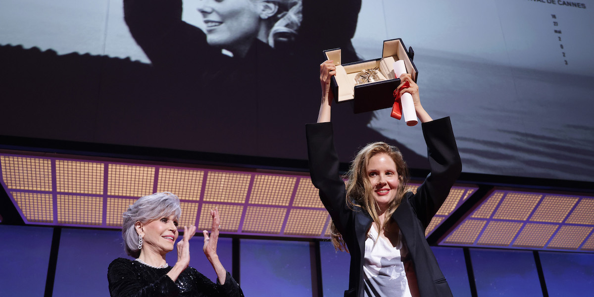 Justine Triet riceve la Palma d'Oro. (Pascal Le Segretain/Getty Images)