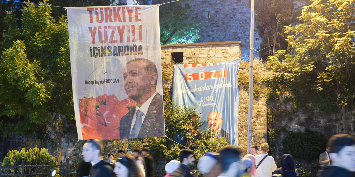 I manifesti a sostegno di Erdogan e Kilicdaroglu sotto la torre di Galata, a Istanbul (Valentina Lovato/Il Post)