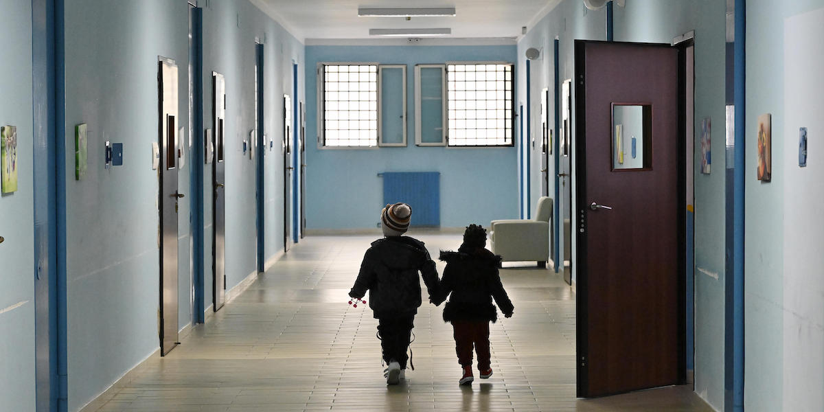 Due bambini, figli di detenute, nell'Istituto a Custodia Attenuata per Madri (ICAM) di Lauro, vicino ad Avellino (ANSA/ALESSANDRO DI MEO)