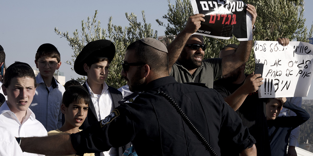 Manifestanti contestano a loro volta una protesta organizzata contro le esenzioni dal servizio militare degli ultraortodossi, Gerusalemme, 4 maggio 2023 (AP Photo/Maya Alleruzzo)