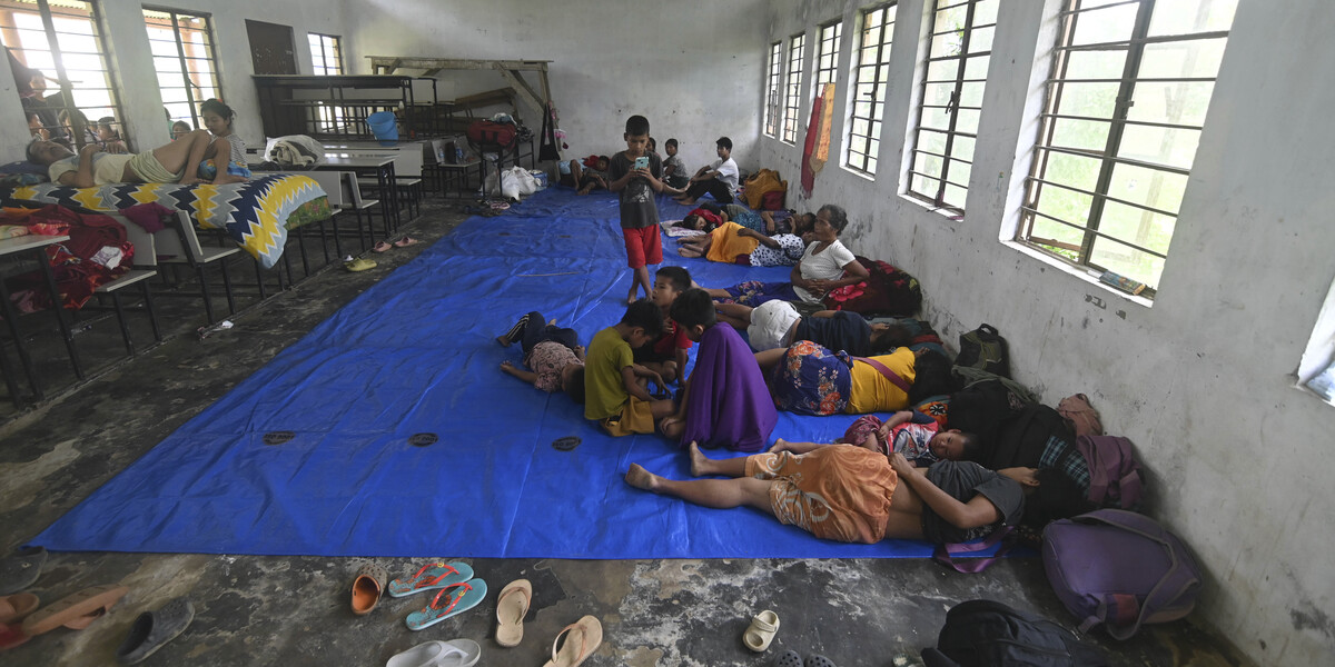 Molte persone stanno lasciando il Manipur per sfuggire alle violenze (AP Photo/Panna Ghosh)