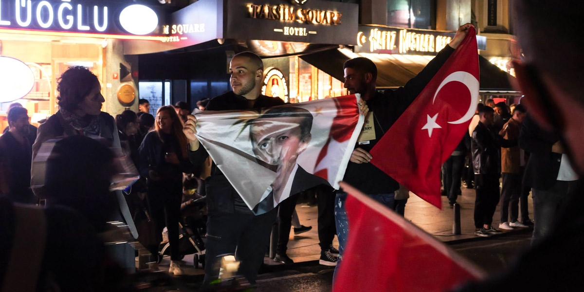 Sostenitori di Erdogan in piazza Taksim a Istanbul (Valentina Lovato/Il Post)