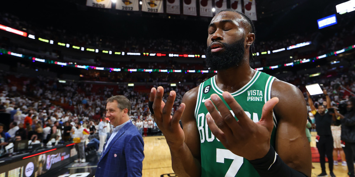 Jaylen Brown dopo l'ultima vittoria di Boston contro Miami (Mike Ehrmann/Getty Images)