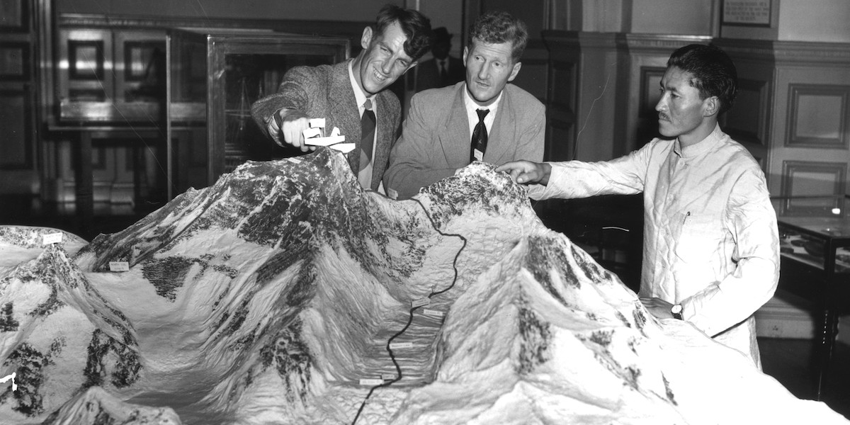 Edmund Hillary, John Hunt e Tenzing Norgay davanti a un modello dell'Everest, il 3 luglio 1953 (Fred Ramage/Keystone/Getty Images)
