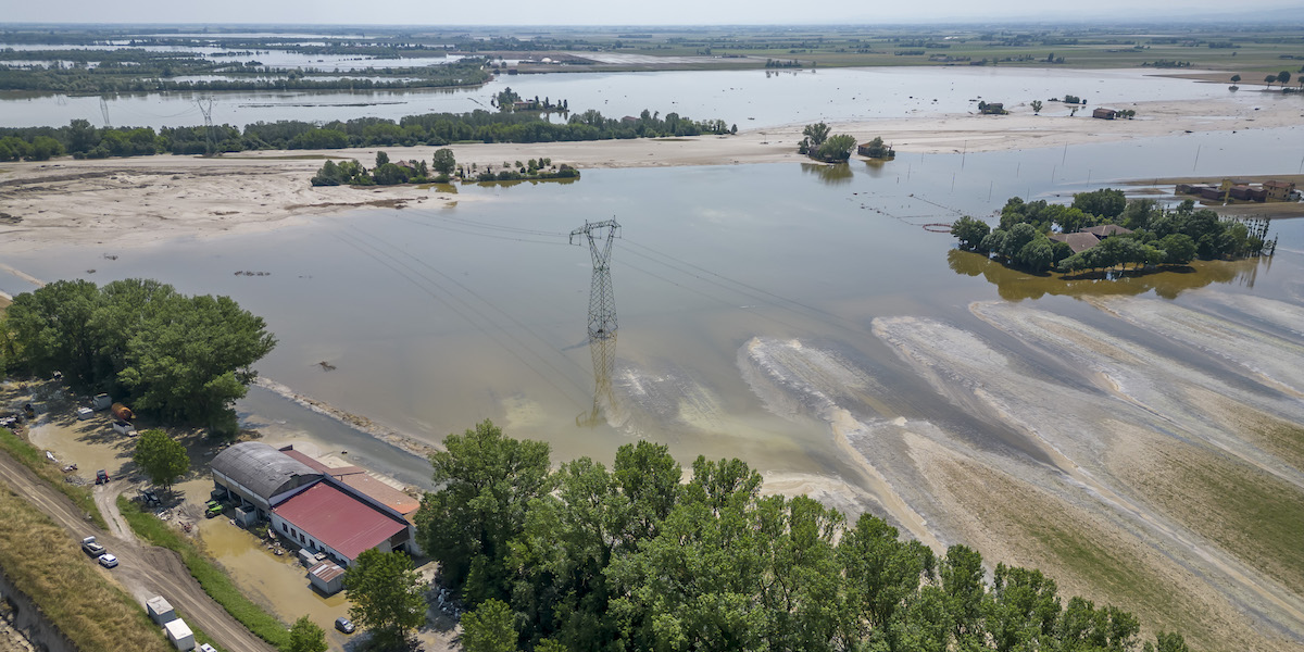 Terreni ancora allagati per l'alluvione di metà maggio vicino a Budrio, in provincia di Bologna, il 27 maggio 2023 (Antonio Masiello/Getty Images)