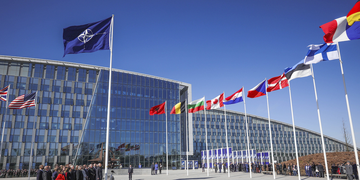 Bandiere davanti alla sede della NATO a Bruxelles, in Belgio (Olivier Matthys, Pool Photo via AP)