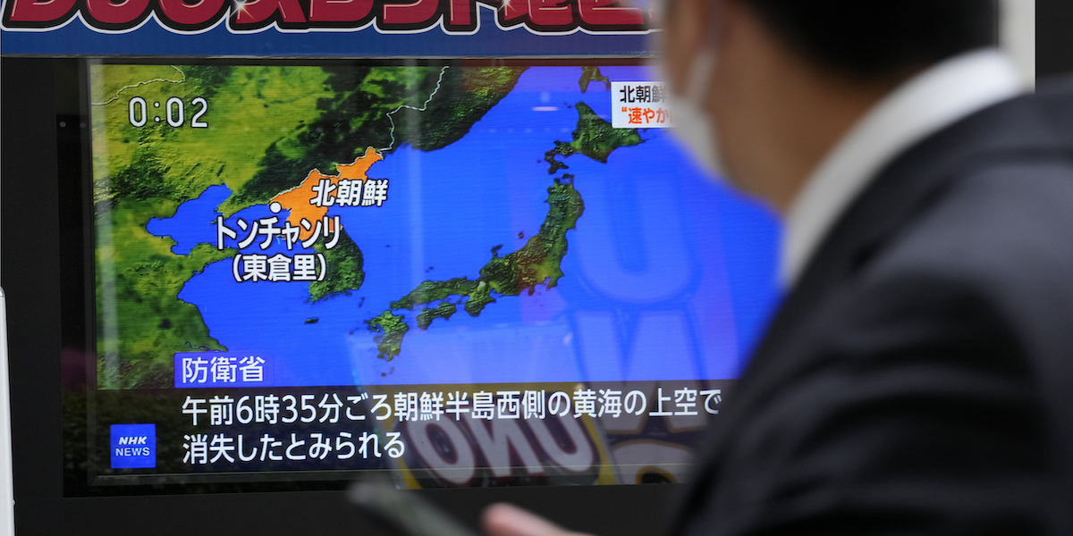 Un telegiornale in Giappone racconta il lancio fallito del primo satellite militare nordcoreano (AP Photo/Eugene Hoshiko)