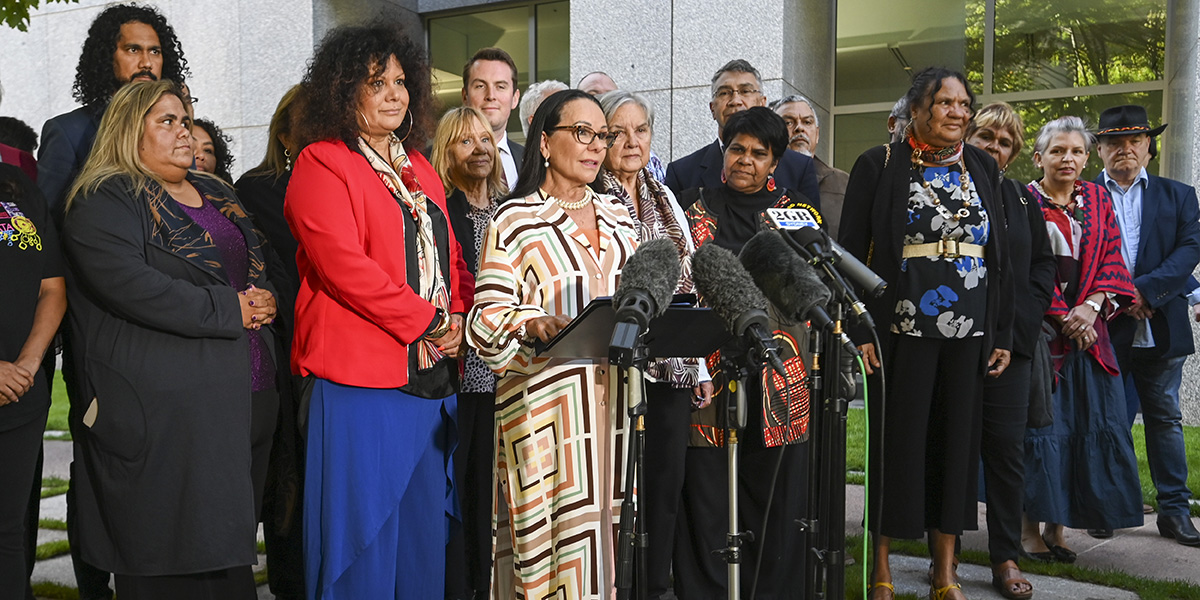La ministra per gli Indigeni australiani, Linda Burney, tiene una conferenza stampa dopo la presentazione in parlamento della proposta che sarà votata nel referendum a fine anno (Martin Ollman/Getty Images)