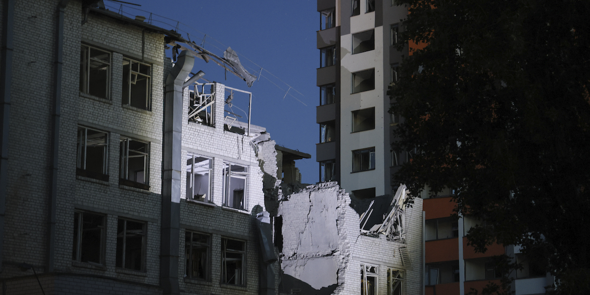 Un edificio danneggiato da un attacco con un drone a Kiev, il 1° giugno 2023 (AP Photo/Alex Babenko)