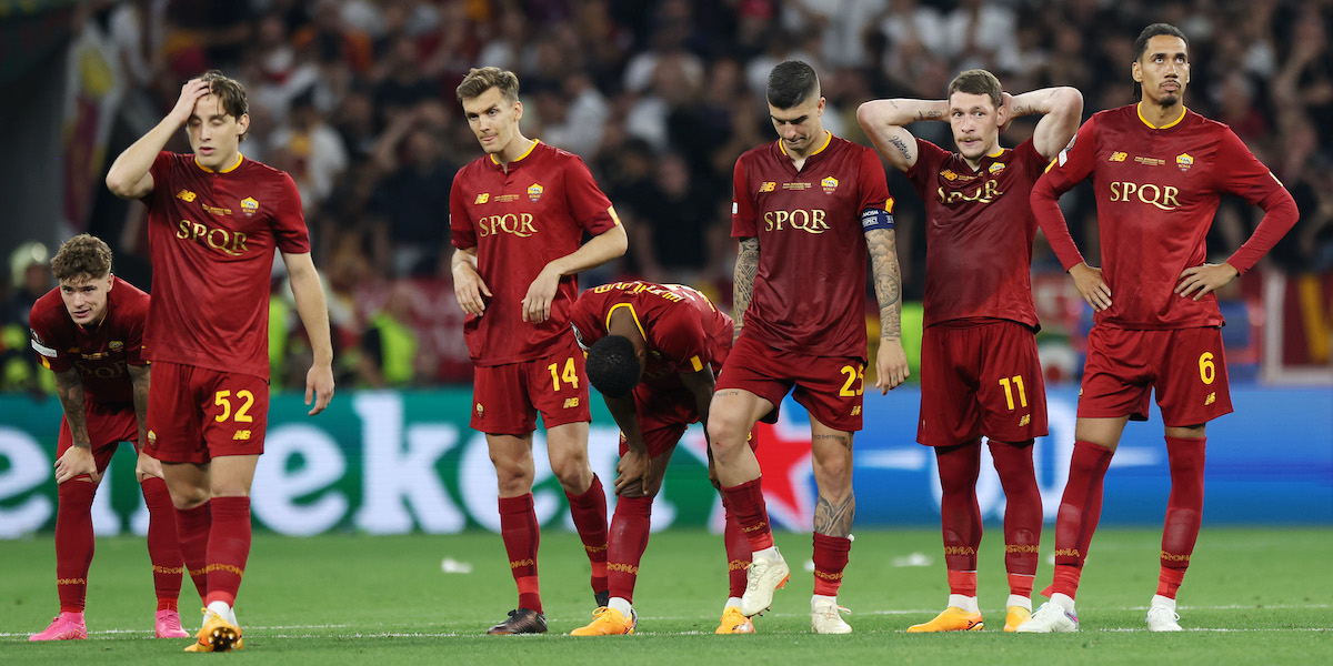I giocatori della Roma dopo i rigori (Maja Hitij/Getty Images)