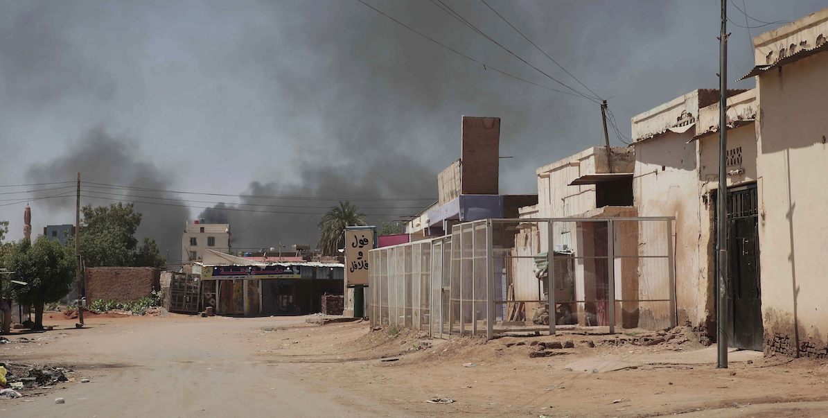 Il fumo dei bombardamenti sulla capitale del Sudan Khartum in una foto del 3 maggio 2023 (AP Photo/Marwan Ali)