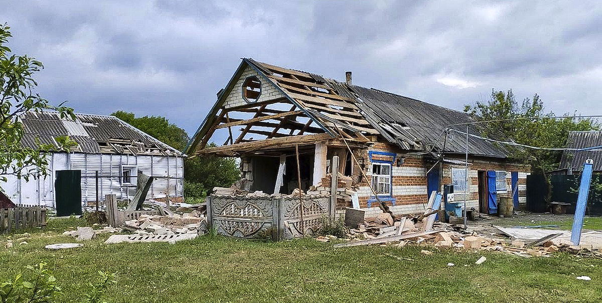 Un edificio che secondo le autorità russe sarebbe stato danneggiato da un bombardamento nella regione di Belgorod alla fine di maggio 2023 (Vyacheslav Gladkov su Telegram via AP)