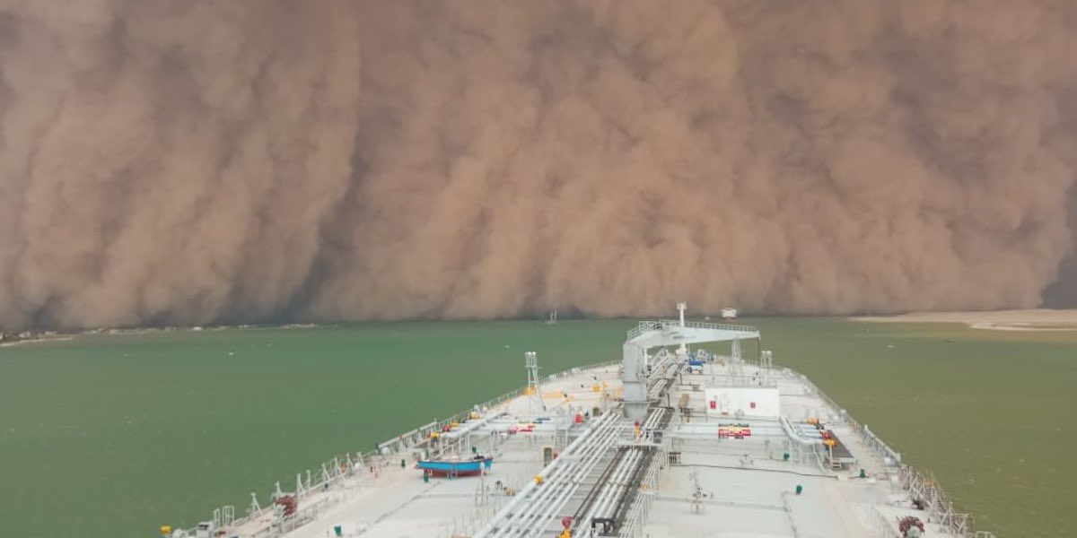 L’enorme tempesta di sabbia sul Canale di Suez