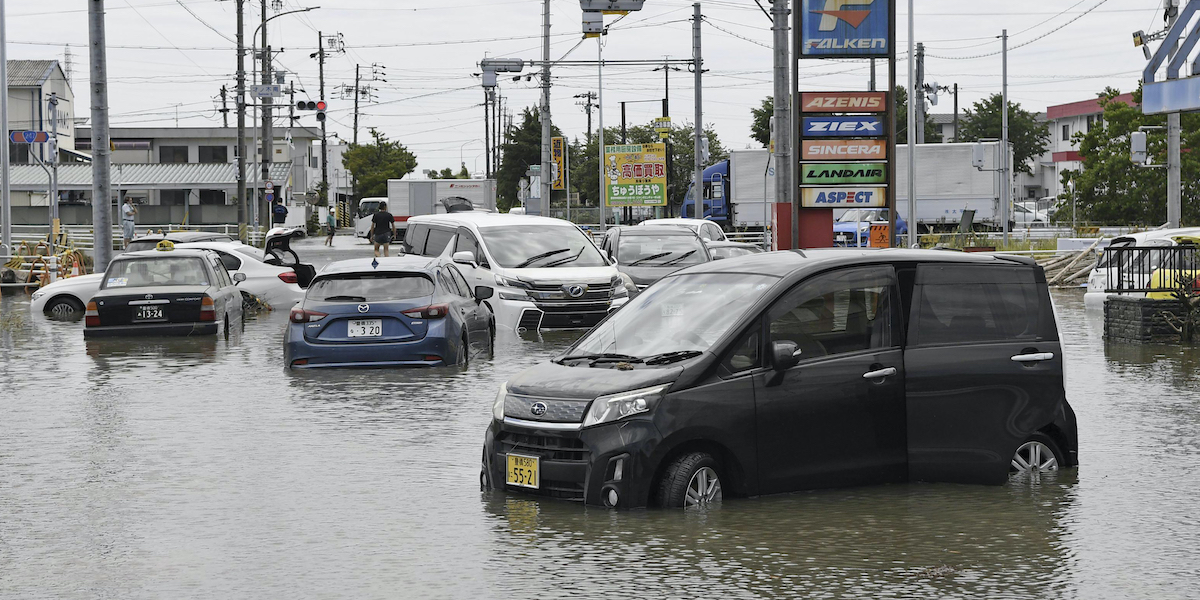 Le auto bloccate dall'acqua abbondante del temporale a Toyokawa, nel centro del Giappone (Kyodo News via AP)