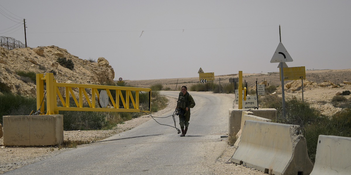 Un passaggio al confine tra Israele ed Egitto (AP Photo/Tsafrir Abayov)