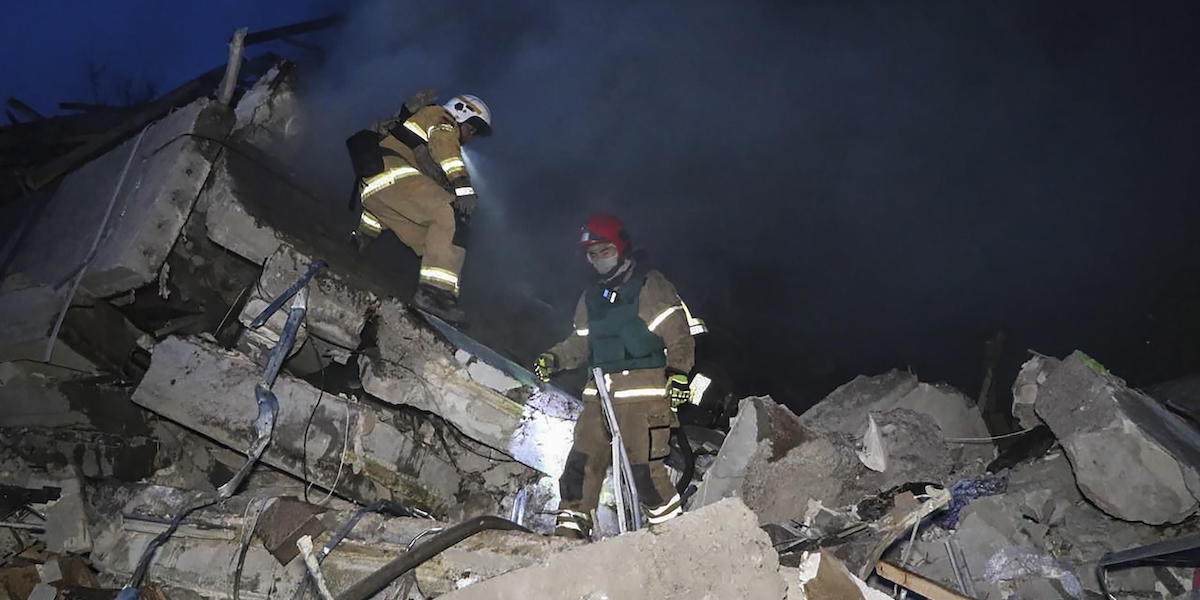 L'edificio residenziale distrutto nel bombardamento a Dnipro (ANSA/STATE EMERGENCY SERVICE /HANDOU)