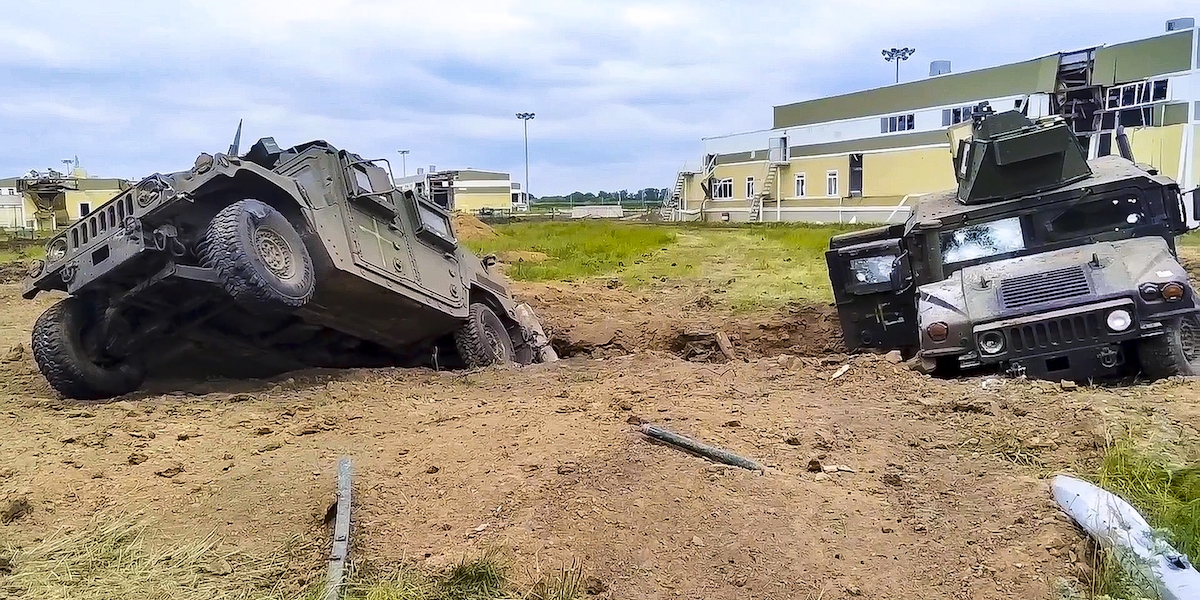 Due veicoli militari russi danneggiati nella regione di Belgorod (Russian Defense Ministry Press Service via AP)