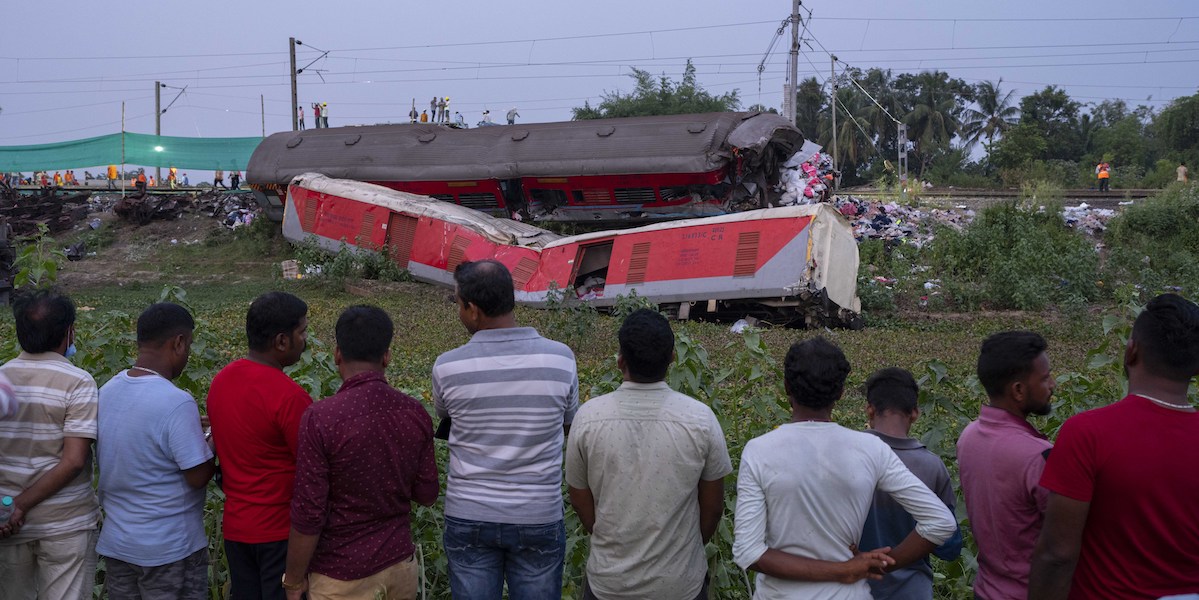 Il luogo dell'incidente e i treni deragliati (AP Photo/Rafiq Maqbool)