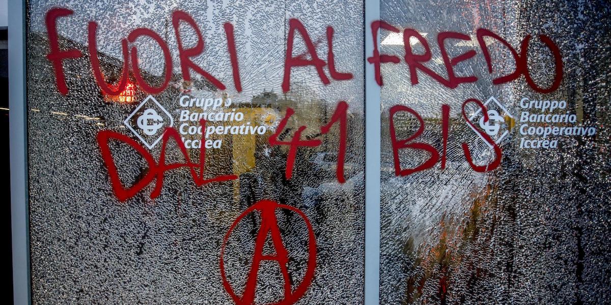 Una vetrina spaccata e imbrattata con un messaggio a sostegno di Alfredo Cospito a Milano, il 18 marzo 2023 (ANSA/MOURAD BALTI TOUATI)