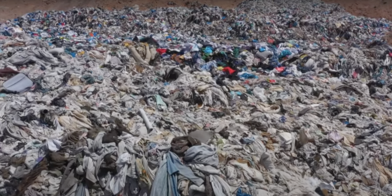 La “fast fashion” di mezzo mondo finisce in questa discarica in Cile ...