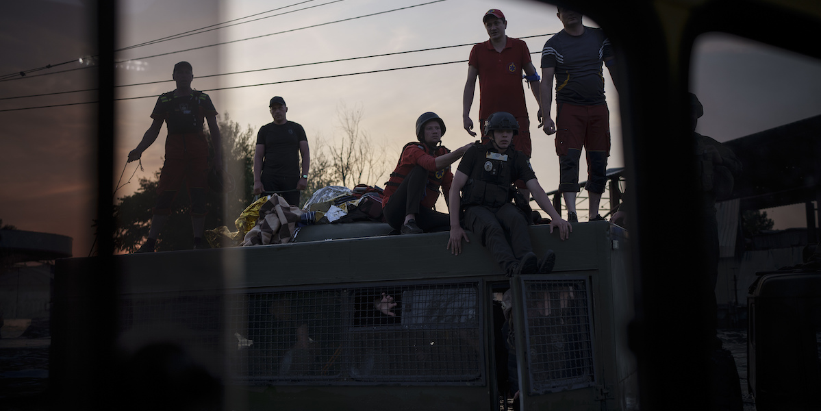 Un veicolo militare ucraino impegnato nell'evacuazione della popolazione civile (AP Photo/Felipe Dana)
