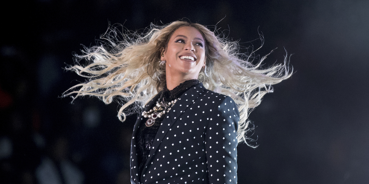 Beyoncé durante un concerto per la campagna elettorale della candidata Democratica Hillary Clinton a Cleveland, il 4 novembre del 2016 (AP Photo/ Andrew Harnik, File)