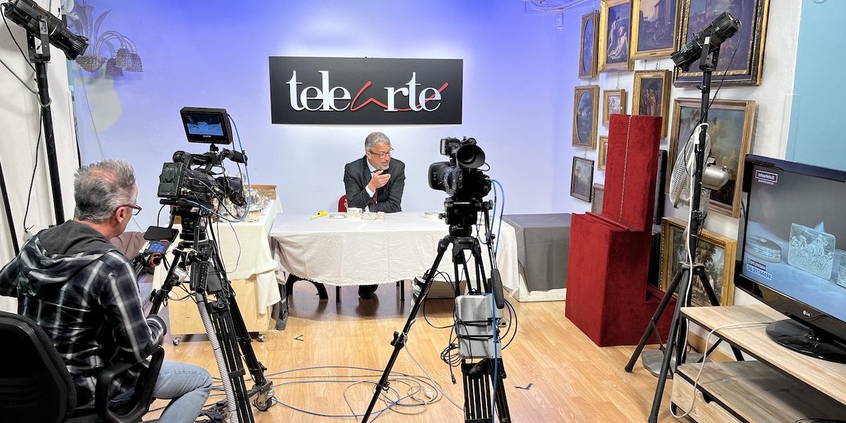 Gli studi di Telearte Tv, a Roma, durante una diretta (foto Il Post)