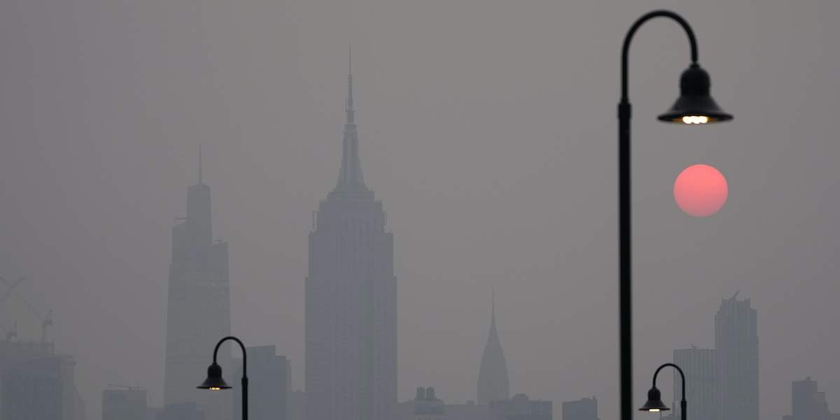L'alba con il cielo pieno di fumo a New York (AP Photo/Seth Wenig)
